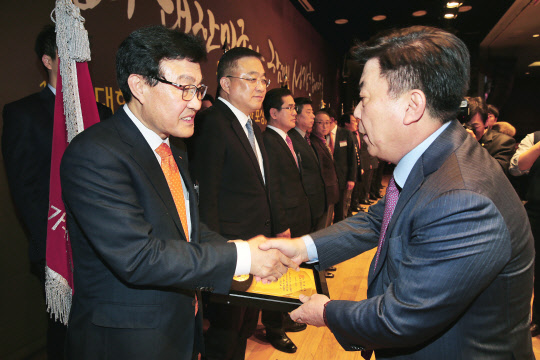 14일 서울 여의도 중소기업중앙회에서 열린 '2017 대한민국 중소기업인 대회'에서 박성택 중기중앙회장(오른쪽)이 김계원 대한가구산업협동조합연합회 이사장에 중기협동조합 대상을 수여하고 있다. 중기중앙회 제공